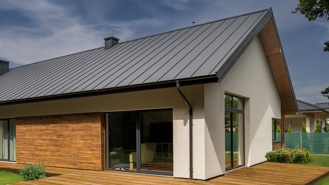 Jakie pokrycie najlepiej sprawdzi się na dachu nowoczesnego domu?