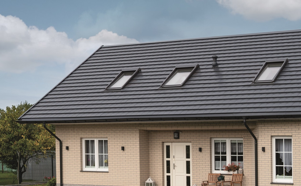 Dach kryty blachodachówką panelową płaską