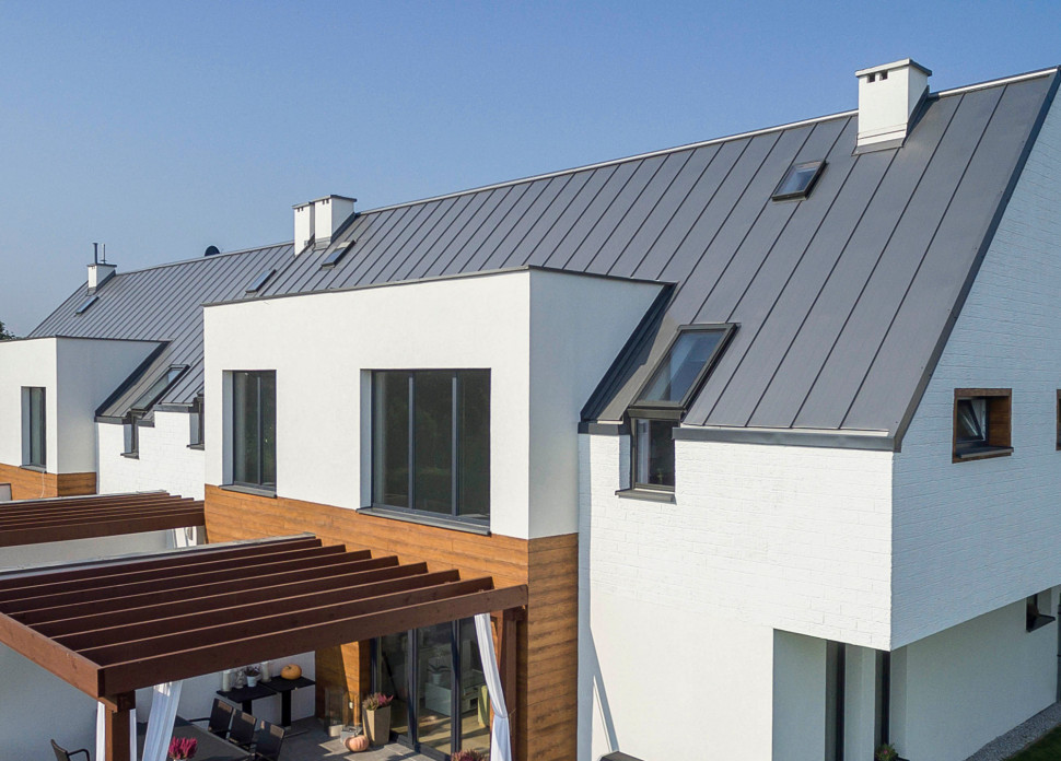 Dach budywnku w zabudowie szeregowej kryty panelami na rąbek