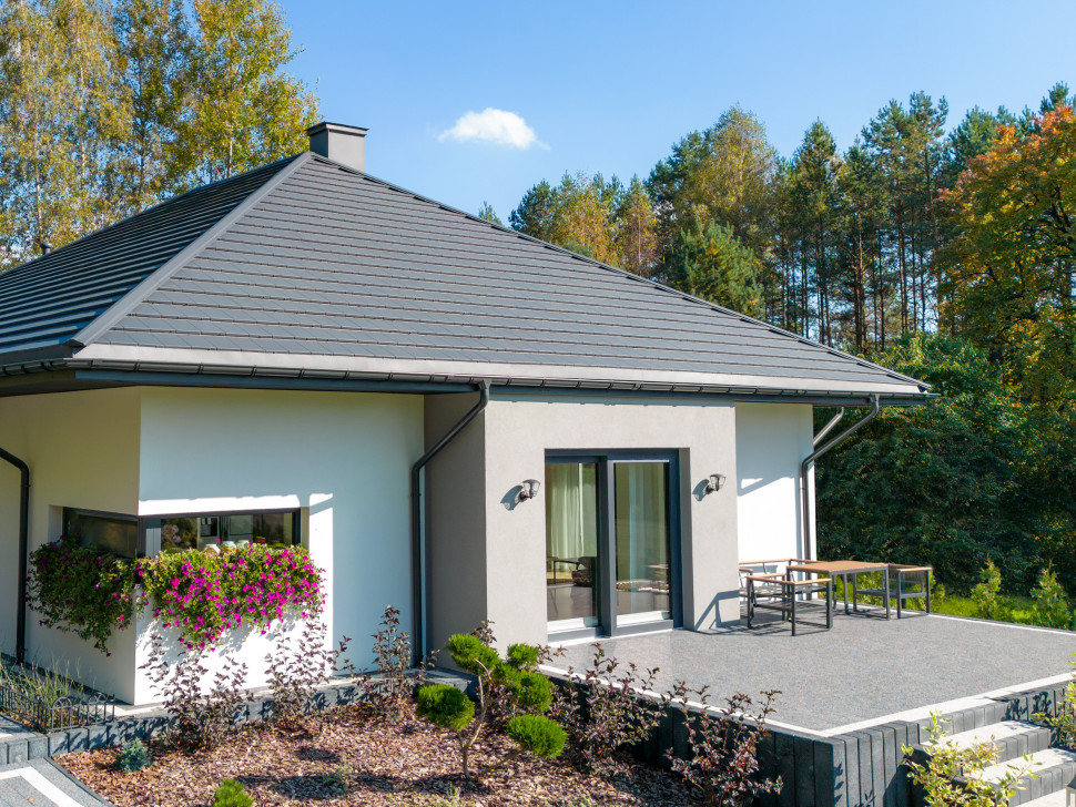 Dach kopertowy kryty blachodachówką PŁASKĄ PLUS