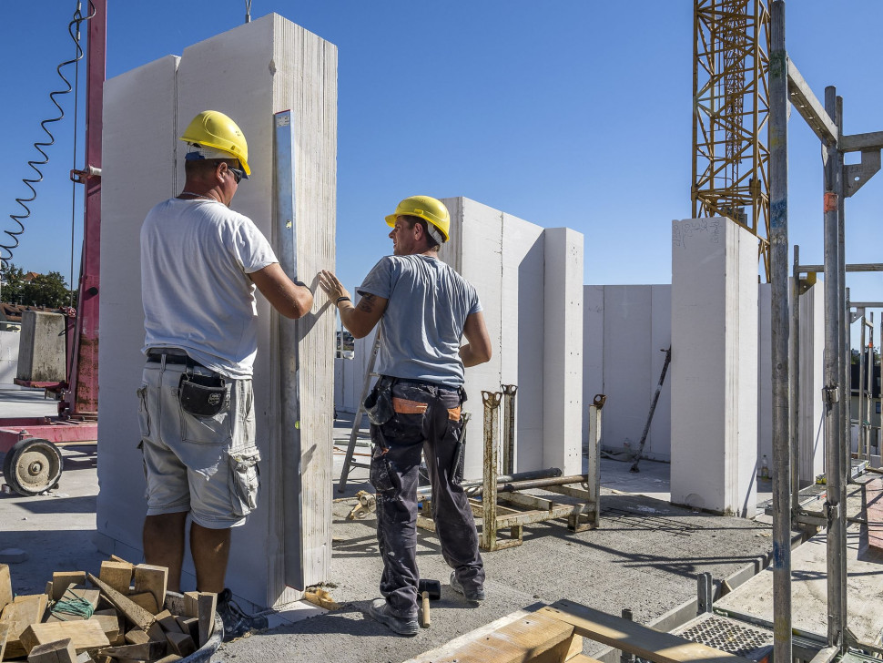 Dwuosobowa brygada monterów wraz z operatorem dźwigu przez 8 godzin jest w stanie postawić nawet 150 m² przegród w systemie paneli SWE