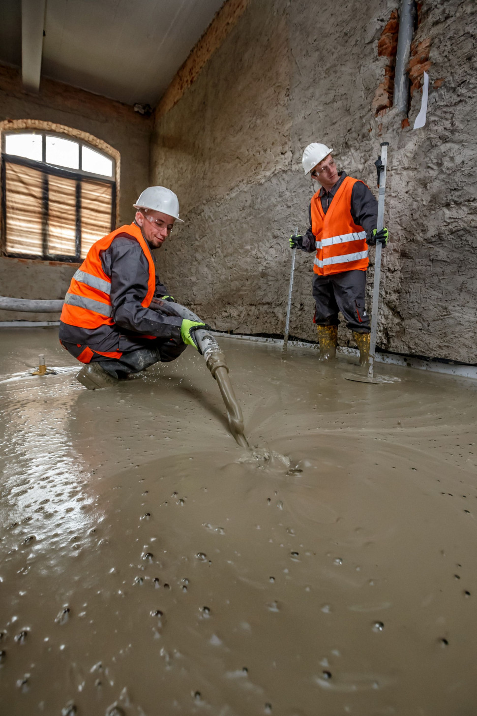 Płynna konsystencja pianobetonu sprawia, że można go szybko i łatwo układać oraz wyrównywać