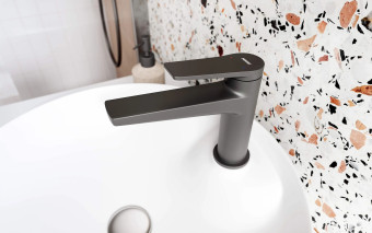 Czym czyścić czarne baterie?