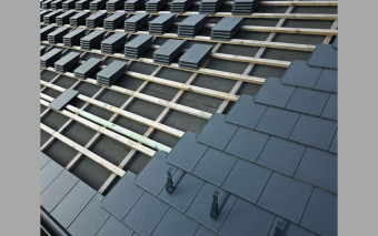 Modne pokrycia, realne ryzyko — gdy UV i upał niszczą MWK