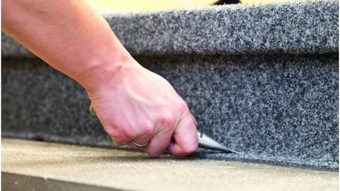 Jak położyć wykładzinę dywanową na schody? Instrukcja krok po kroku