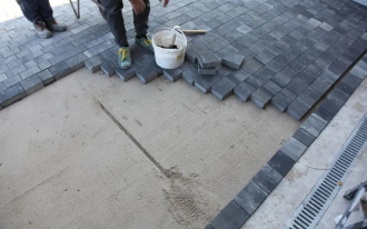 Kostka betonowa: idealny bruk na podjazd? Sprawdź zalety i wady!