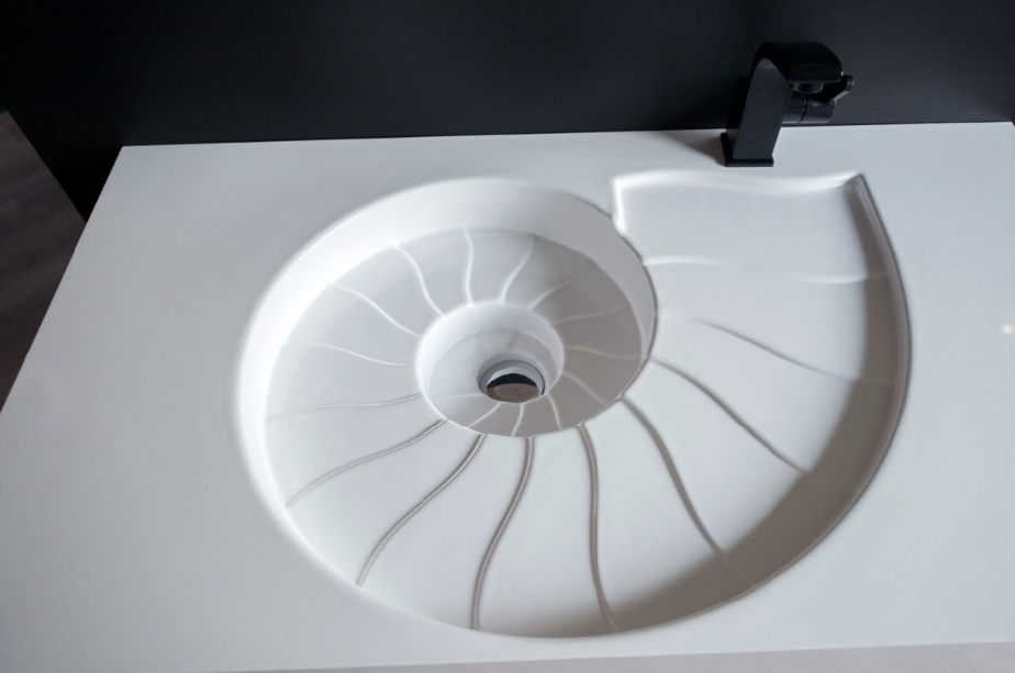 Luxum, nietypowa umywalka amonit.