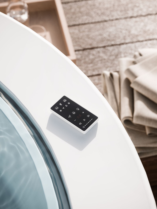 Dysze do masażu wodnego i powietrznego w Glass 1989 Infinity SPA sterowane są za pomocą pilota