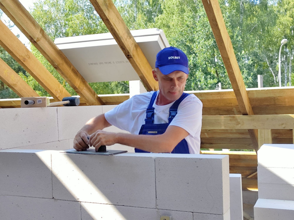 Przed wymurowaniem każdej kolejnej warstwy należy przygotować podłoże. Trzeba zeszlifować drobne nierówności warstwy wcześniej wymurowanej