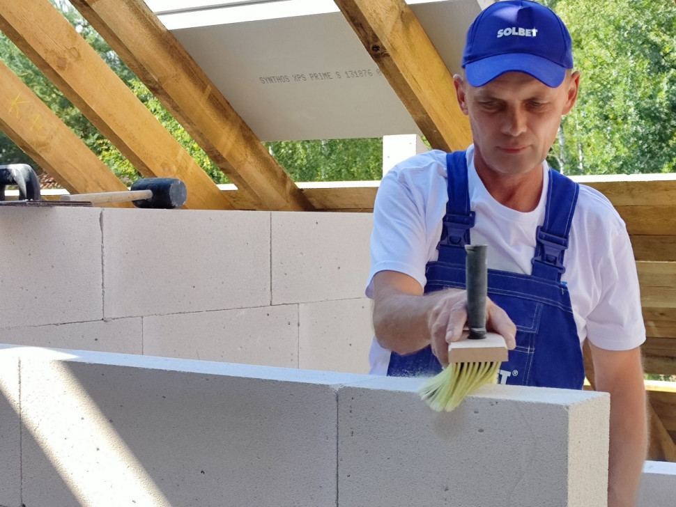 Przed wymurowaniem każdej kolejnej warstwy należy przygotować podłoże. Trzeba zeszlifować drobne nierówności warstwy wcześniej wymurowanej oraz zmieść powstały pył