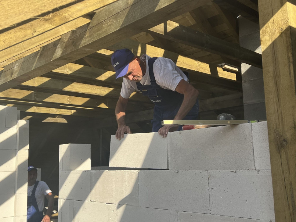 Bloczki z betonu komórkowego są dosyć duże, ale stosunkowo lekkie i łatwe w obróbce