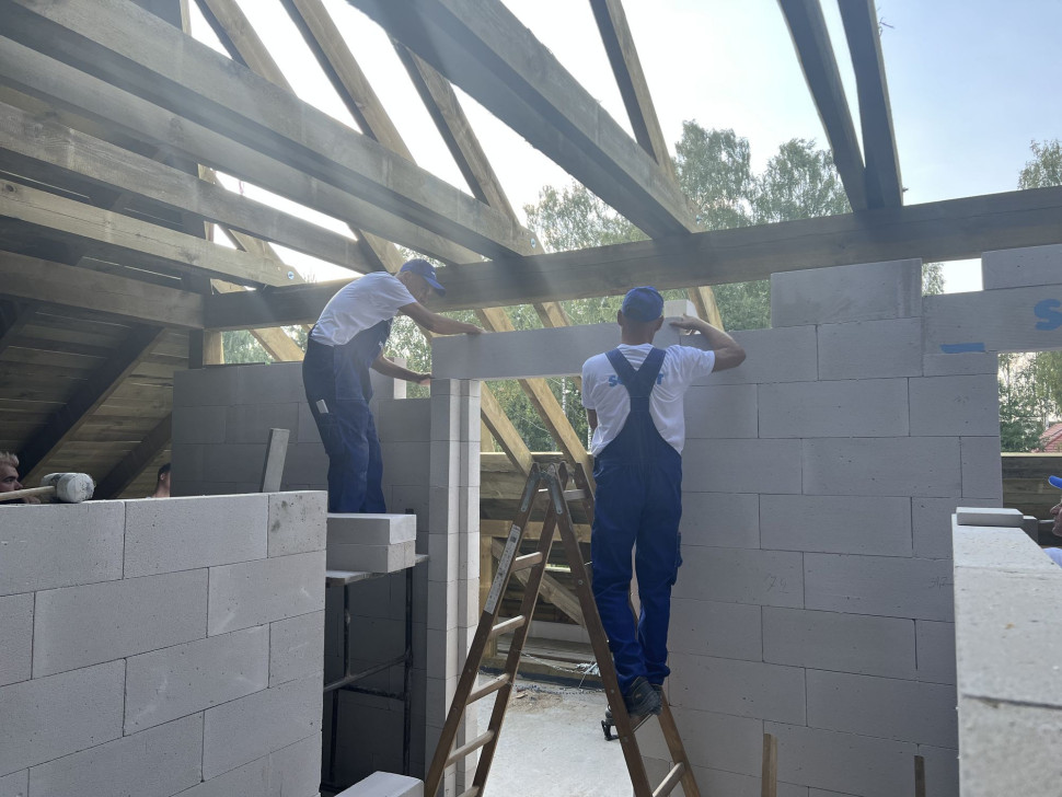 Montaż nadproża z bloczków betonu komórkowego