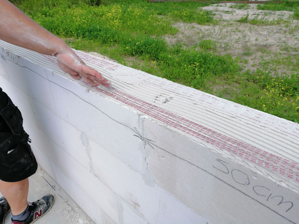 Mury wzmacnia się najczęściej na etapie ich wznoszenia za pomocą elementów żelbetowych ulokowanych w płaszczyźnie muru lub przy użyciu zbrojenia umieszczanego w spoinach