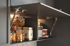 Cichy domyk i lekkie otwieranie. Wszystko, co musisz wiedzieć o podnośnikach gazowych do mebli