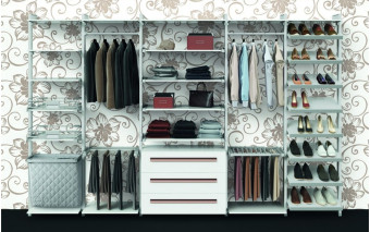 Jak urządzić garderobę w domu? Praktyczne porady i nowoczesne trendy