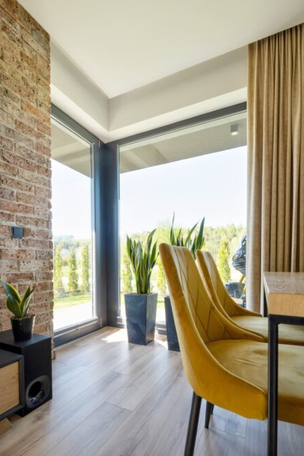 Okna i drzwi powinny być zamontowane w systemie ciepłego montażu.