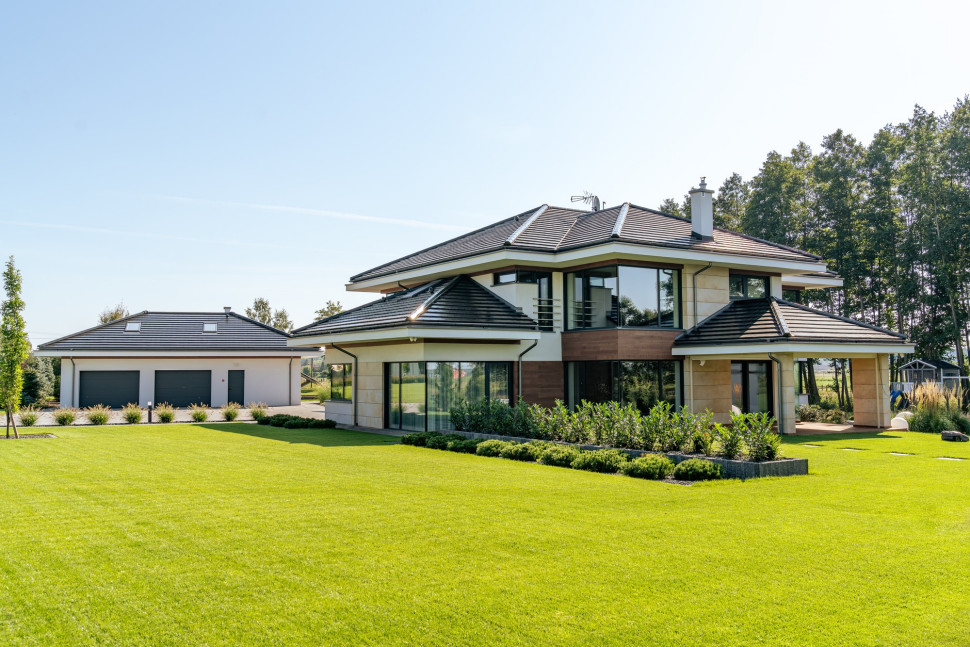 W Sieci Salonów KRISHOME oferowany jest szeroki wybór okien plastikowych oraz aluminiowych.