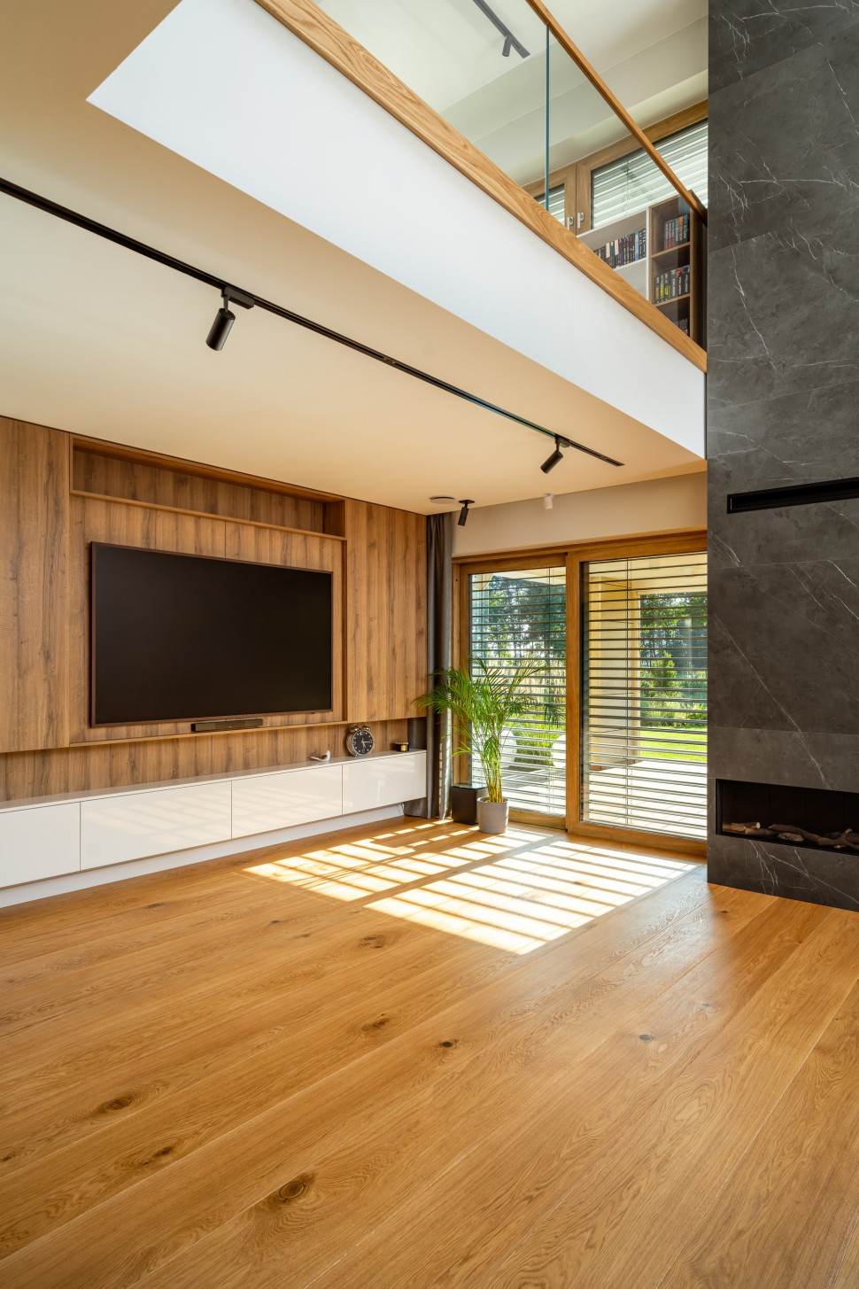 Duże okna aluminiowe to wyróżnik domów o bardzo wysokim standardzie wykonania.