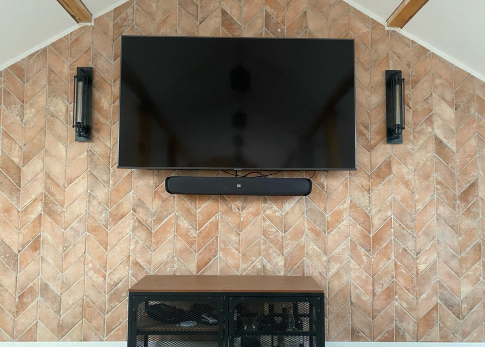 Płytki skośne na ścianie w salonie