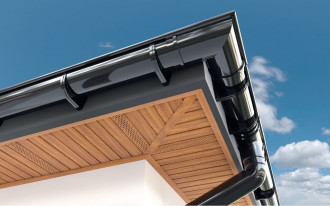 Rynny z PVC czy z blachy? Porównanie i wskazówki dla inwestorów