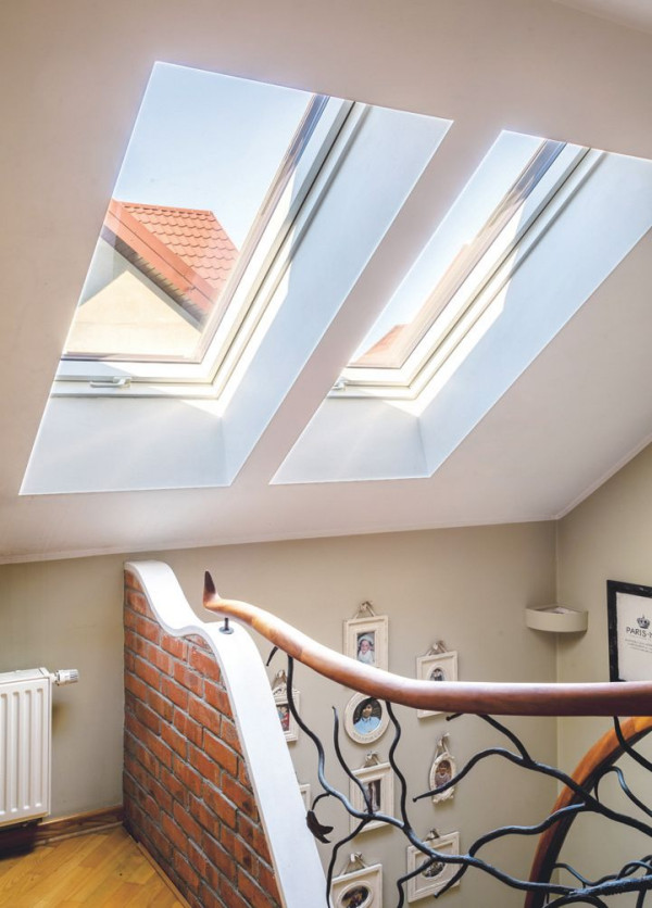 Okno dachowe nad klatką schodową