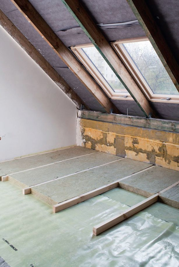 Ocieplenie stropu pomiędzy kondygnacjami, na których jest taka sama temperatura, nie jest konieczne, ale ułożenie wełny może poprawić akustykę przegrody