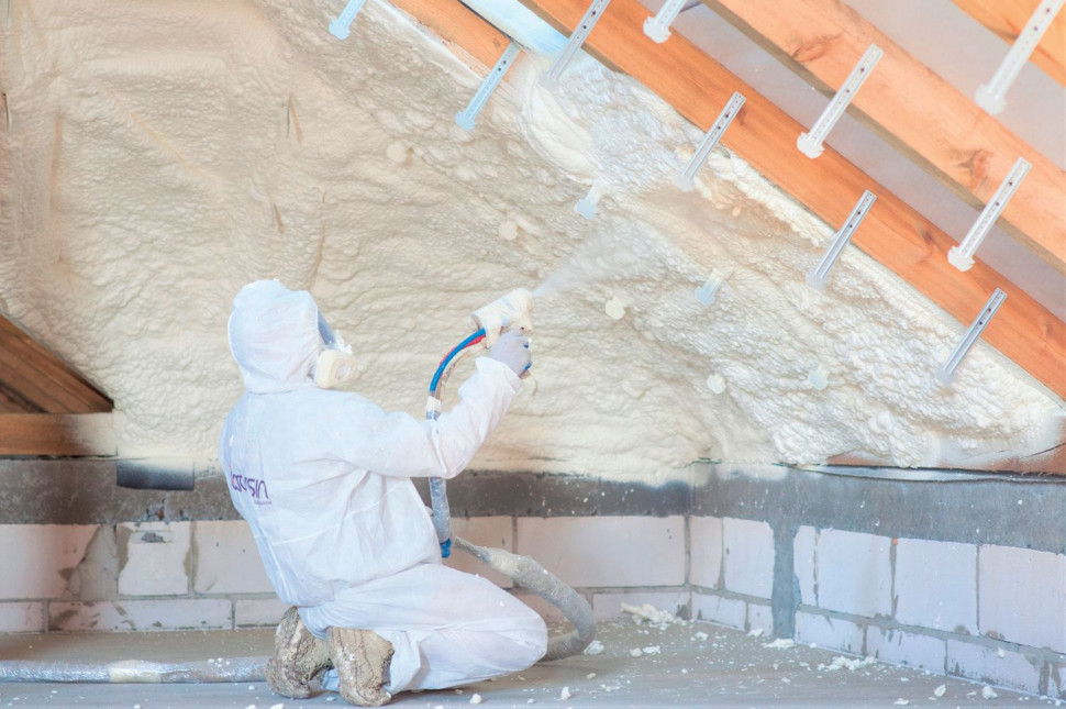 Piankę PUR aplikuje się metodą natryskową