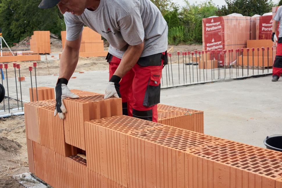 Dzięki zawartemu w porach powietrzu ceramika poryzowana bardzo skutecznie chroni wnętrza przed chłodem