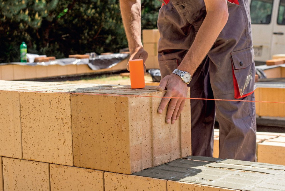 Ściany jednowarstwowe muruje się obecnie tylko na zaprawę poziomą - pionowe zastępują połączenia typu pióro-wpust