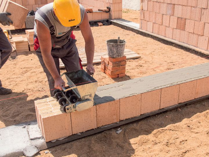 Pierwszy rząd pustaków stawia się na tradycyjnej zaprawie