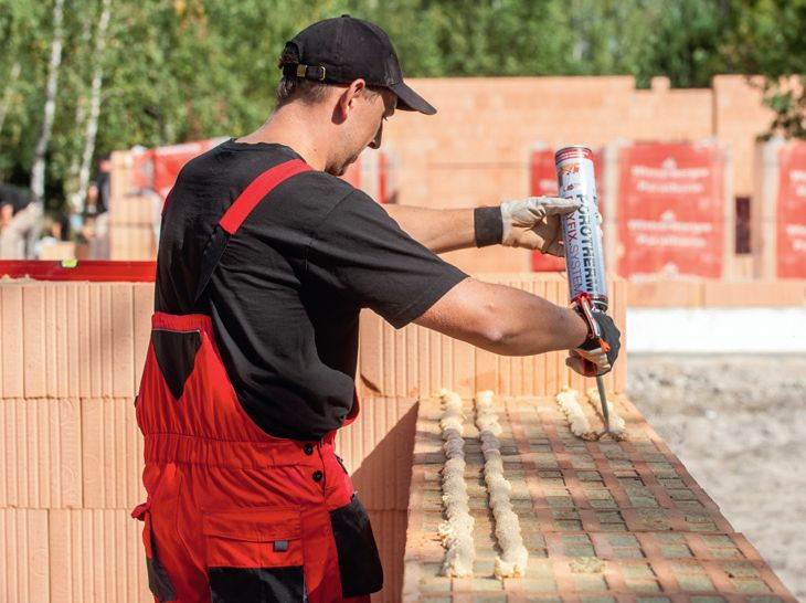 Klej poliuretanowy do murowania pustaków dostępny jest w lekkich puszkach z aplikatorem, który ułatwia precyzyjne nakładanie