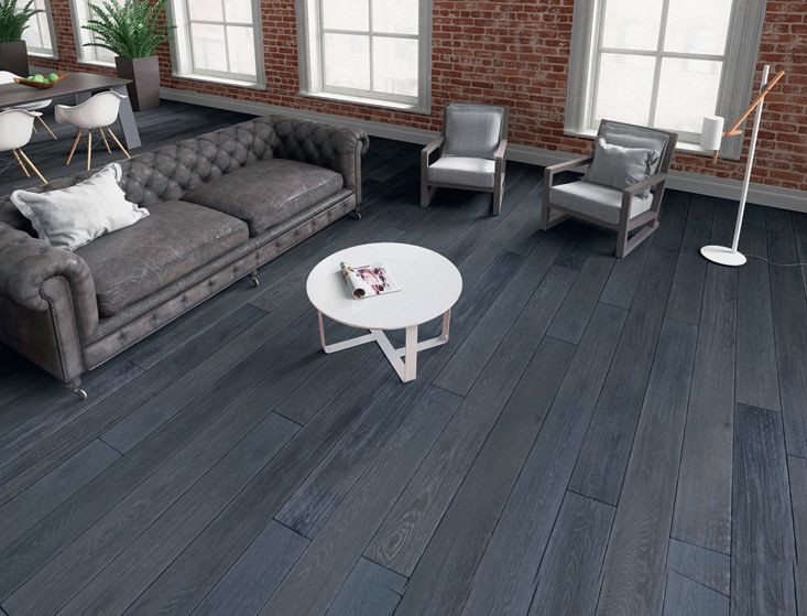 Ciemne deski warstwowe w salonie