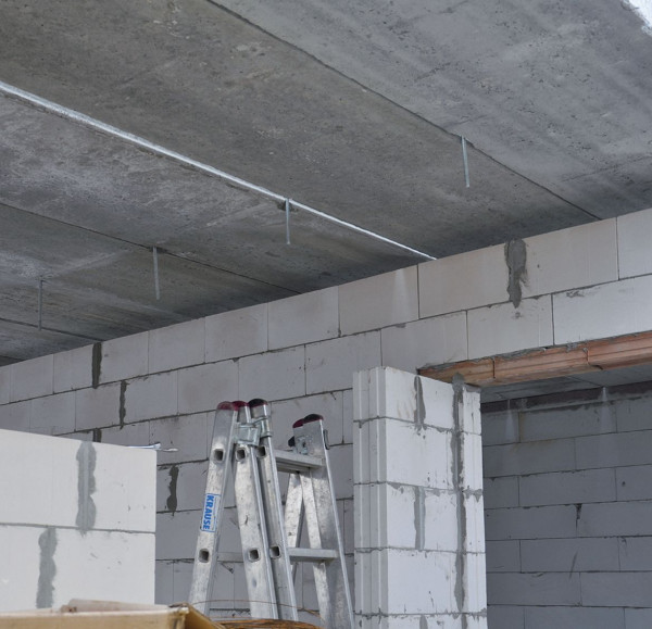 Stropy panelowe nie są narażone na klawiszowanie