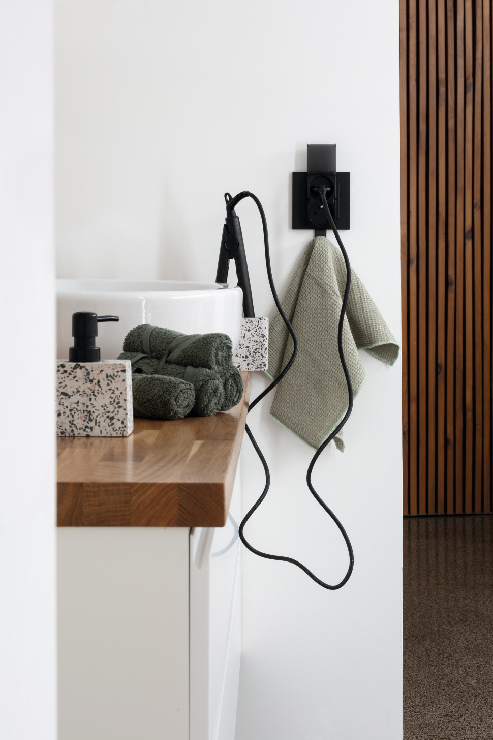 Podwójne gniazdo bryzgoszczelne IP44 z zamontowanym wieszakiem - seria Simon 55