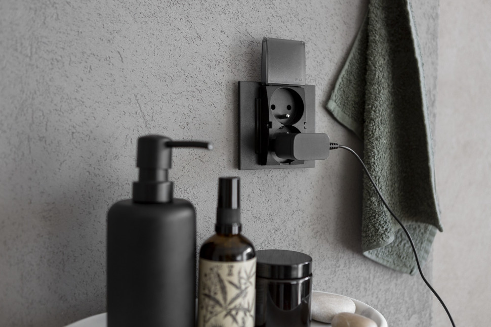 Podwójne gniazdo bryzgozczelne IP44 - seria Simon 55 