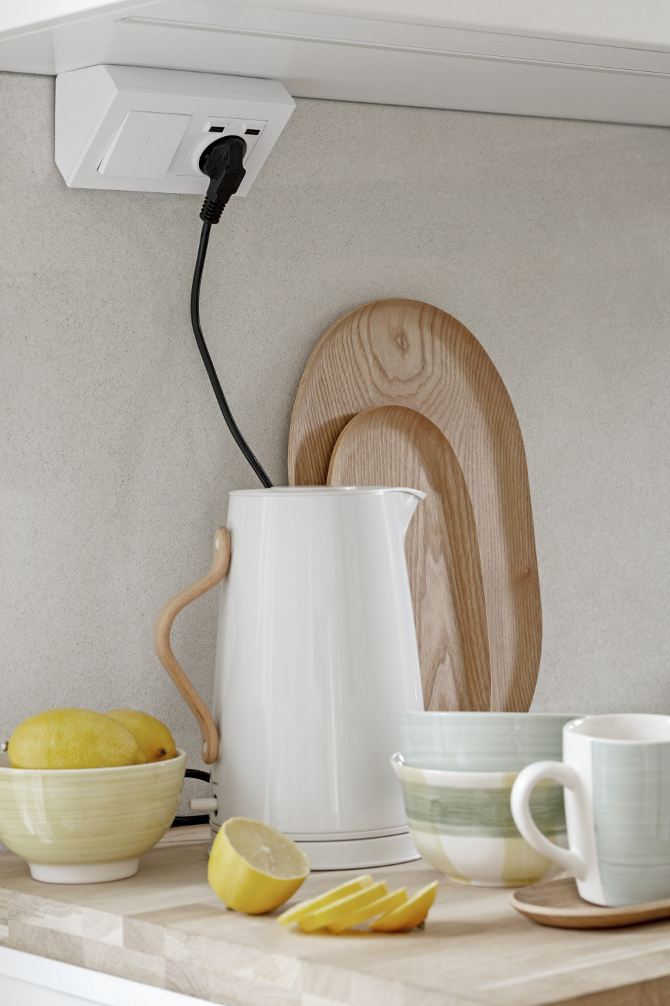 Natynkowa puszka narożna z włącznikiem oraz gniazdem z podwójną łądowarką typu A - seria Simon 55