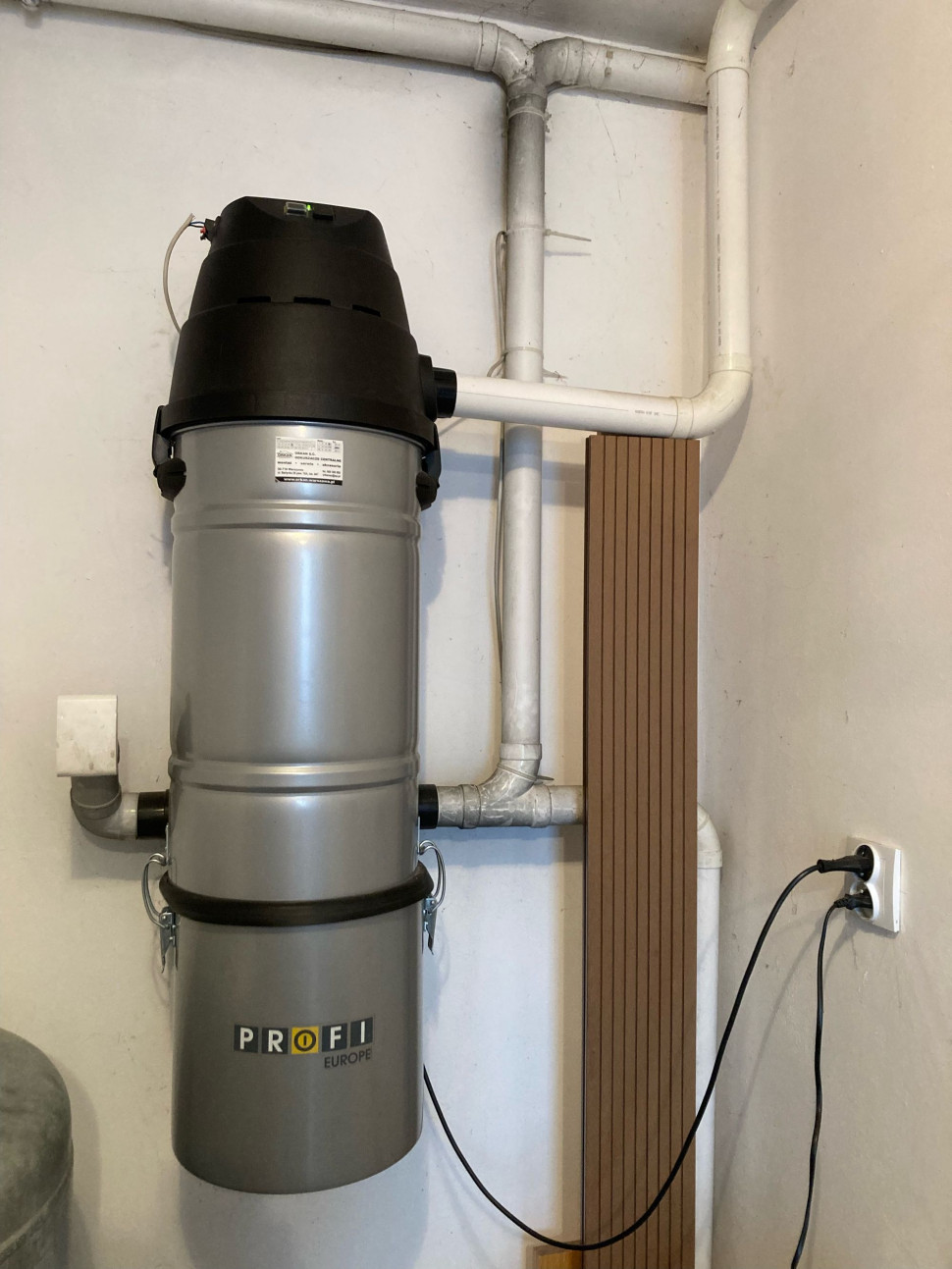 Jednostka centralna z multifiltrem wisi na wewnętrznej ścianie kotłowni