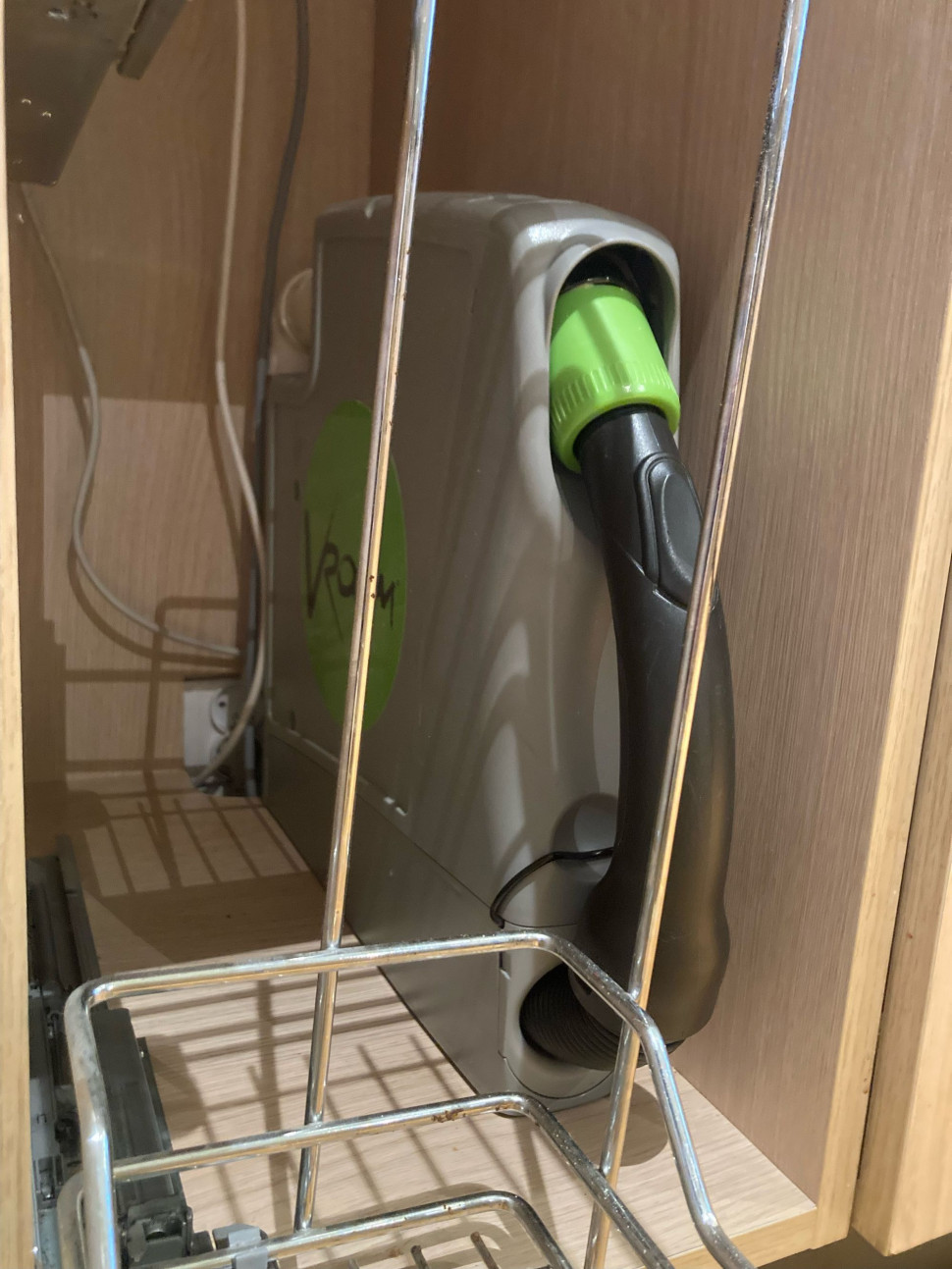 Wąska kaseta Vroom z wężem (3 m) zajmuje mało miejsca w szafce kuchennej