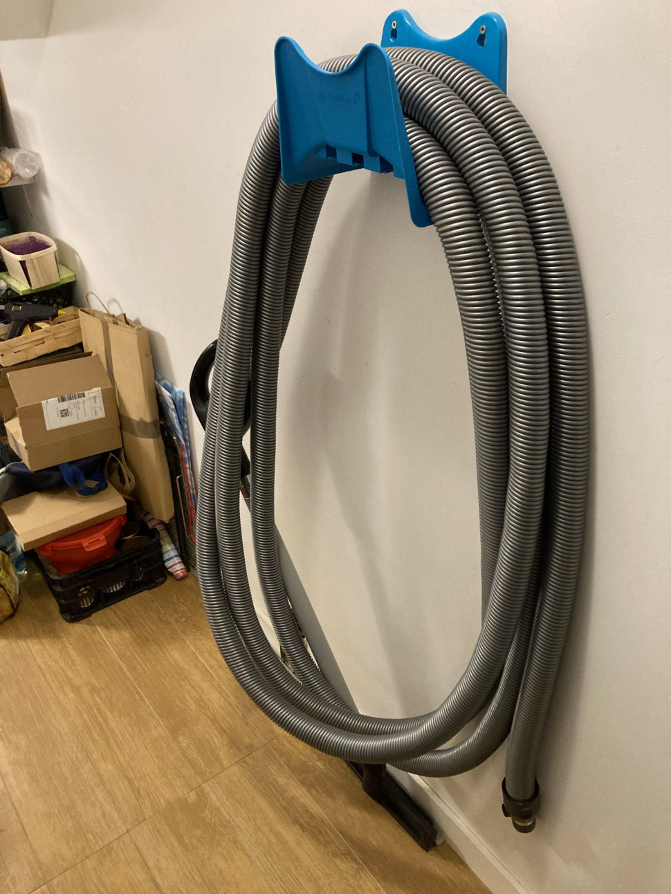 Wąż o długości 9 m przechowuje się w składziku pod schodami