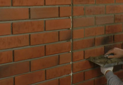Fugowanie płytek elewacyjnych StoBrick na warstwei ocieplenia w systemie ETICS