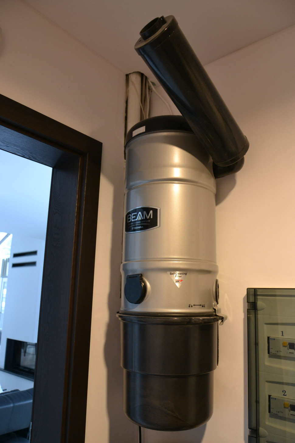 Jednostka centralna, z dwustopniową filtracją, wisi w przedsionku gospodarczym