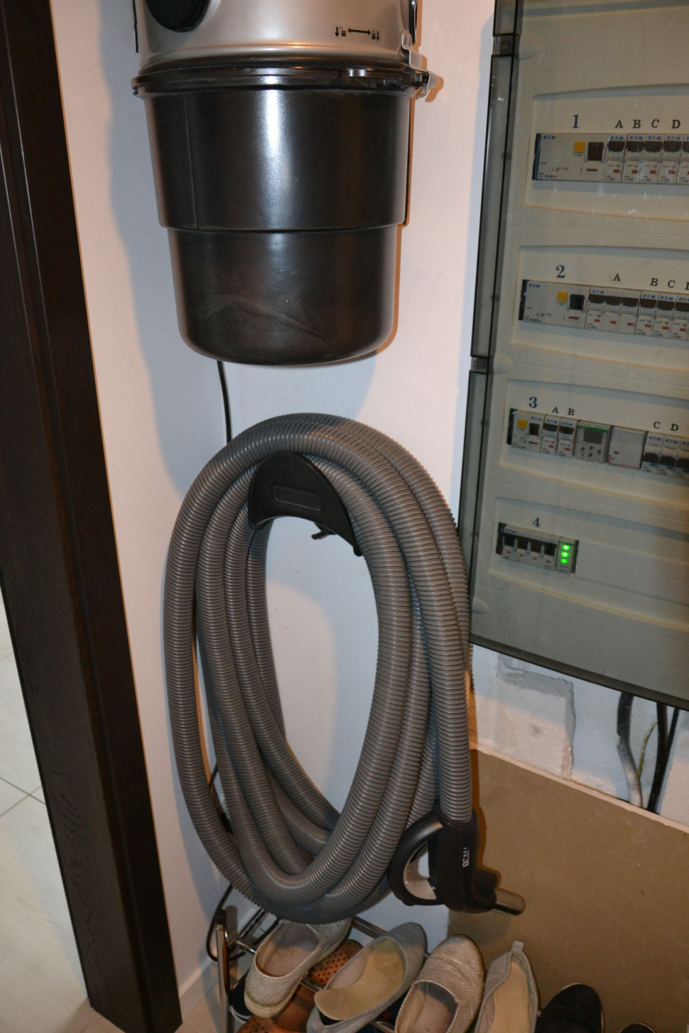 Zapewniono łatwy dostęp do przezroczystego kosza na śmieci i węża o długości 9 m