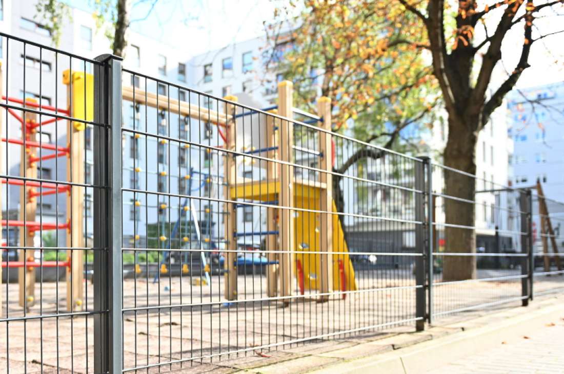 Ochrona najmłodszych na pierwszym miejscu: jakie ogrodzenie wybrać na plac zabaw?