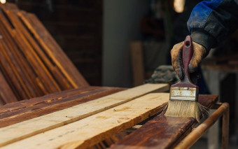 Jaki impregnat wybrać do surowego drewna? Poradnik eksperta!