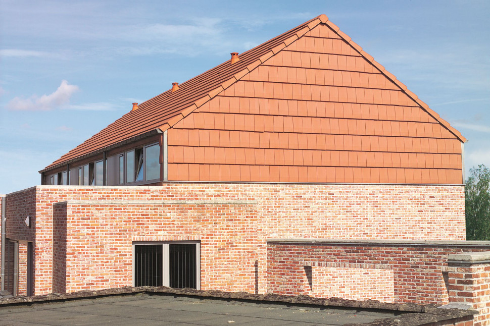 Dachówką można wykończyć fragment elewacji