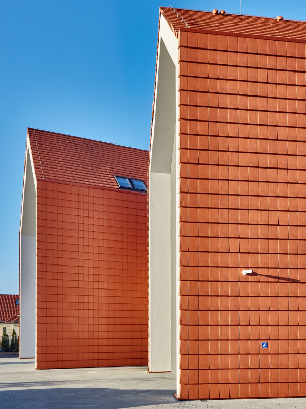 Dwa budynki z dachówką na elewacji