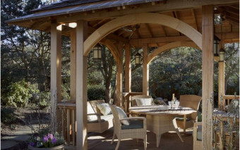 Jak odnowić starą altankę?