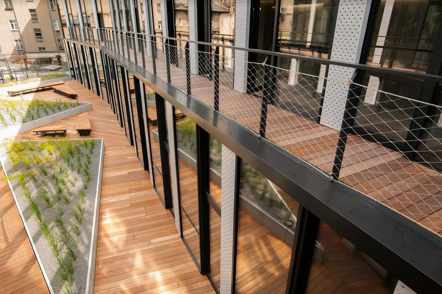 Drewno Bangkirai to bezapelacyjny lider wśród egzotycznych gatunków drewna tarasowego.