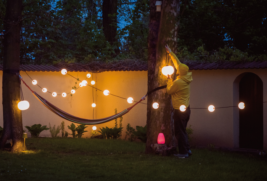 W ogrodzie czy na tarasie, możemy wykorzystać lampy z bezprzewodowym zasilaniem.