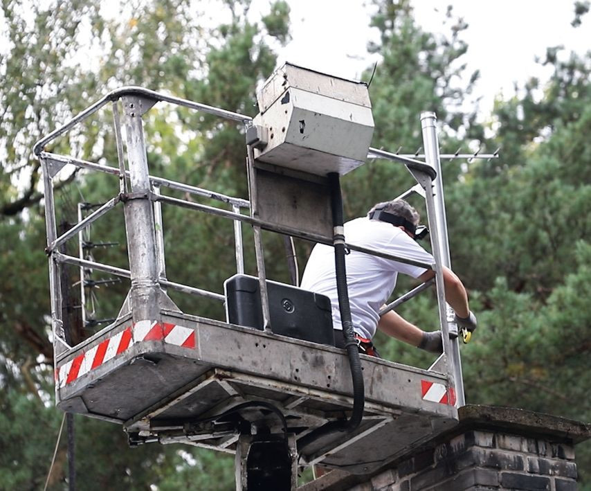 Umieszczanie wkładu kominowego w starym kominie